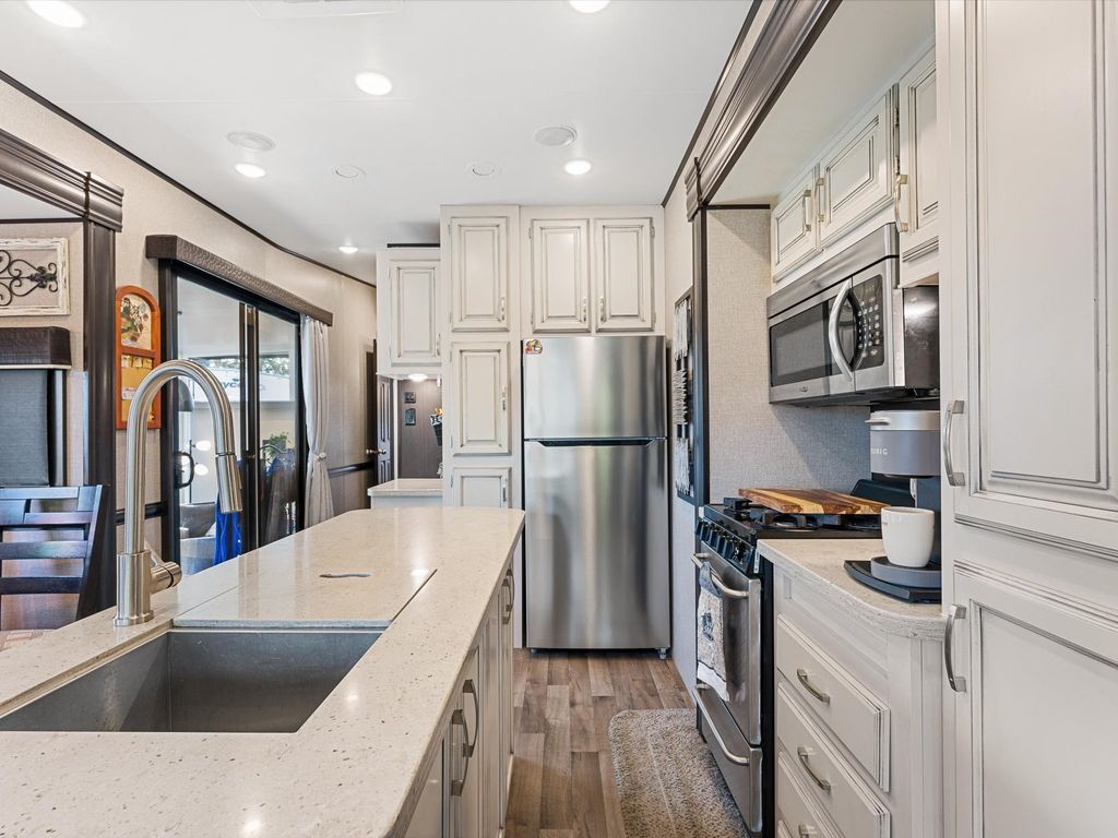 listing image 16519177640033003854