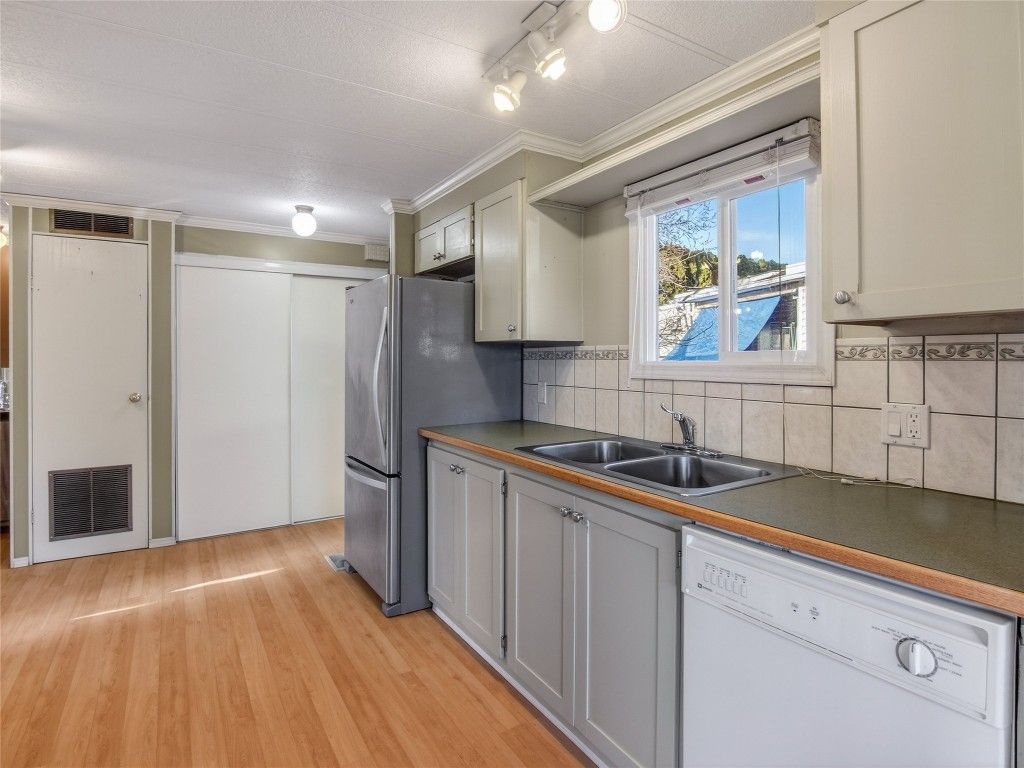 listing image 16514816817852585431