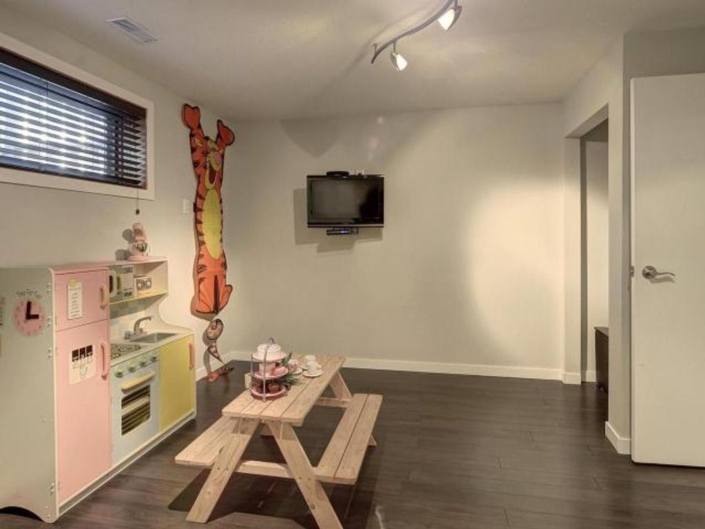 listing image 16513659228646291879