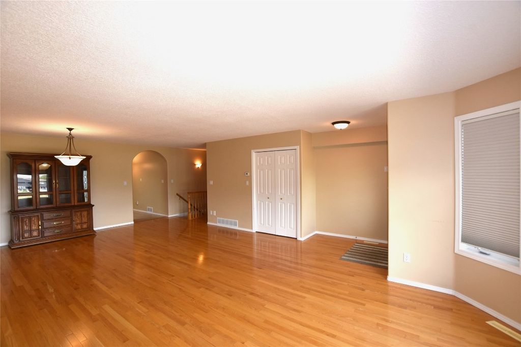 listing image 16517335632413238118