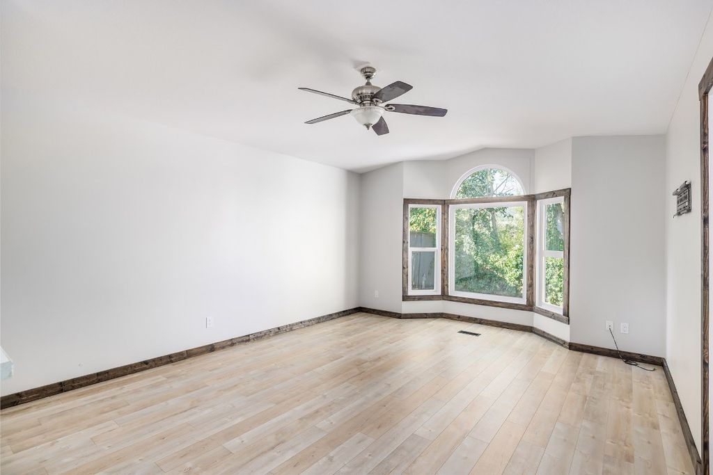 listing image 16511968367416648809