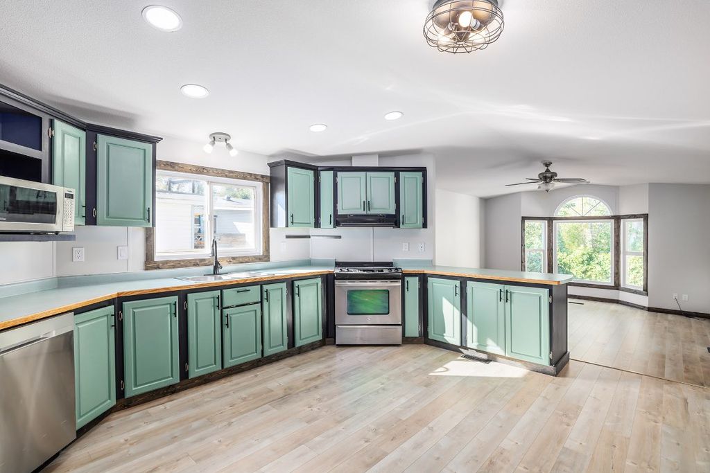 listing image 16517765783530395230