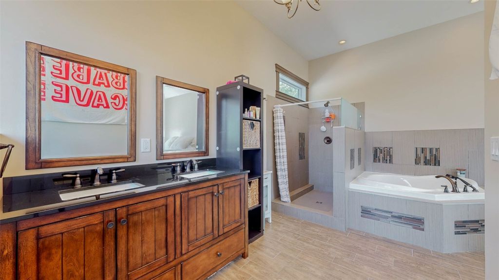 listing image 16518450474451272962