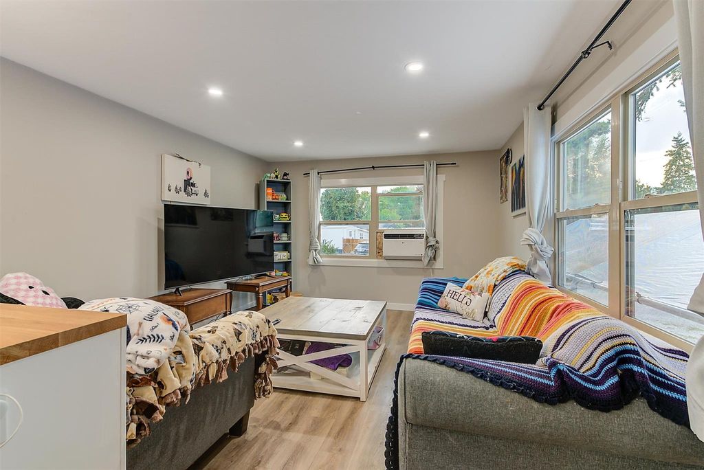 listing image 16514072383358624441