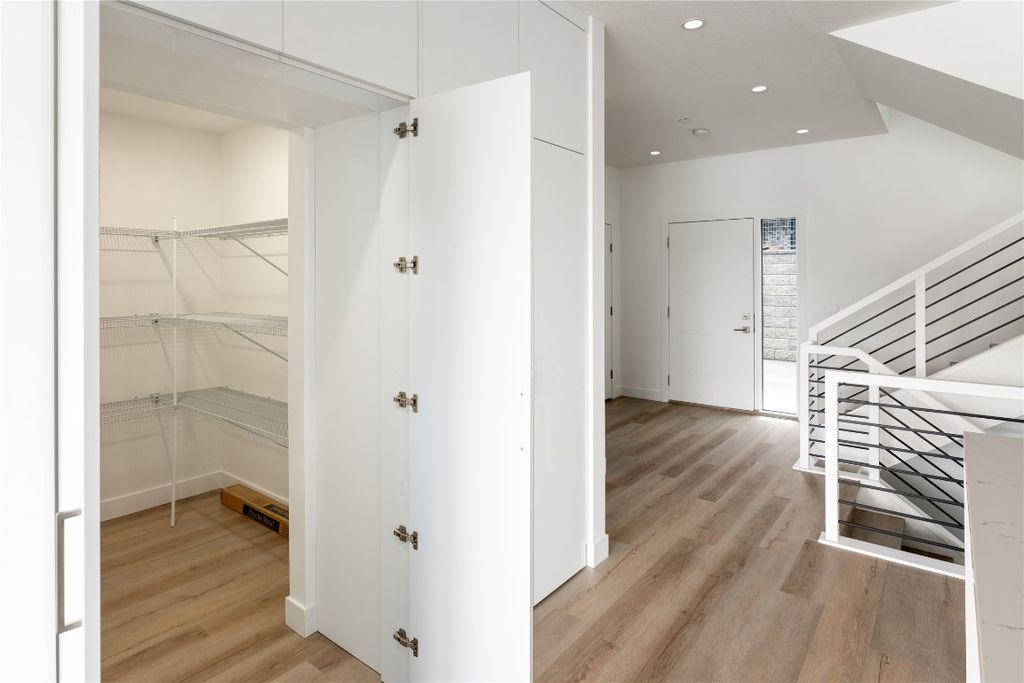 listing image 16518317166716582710