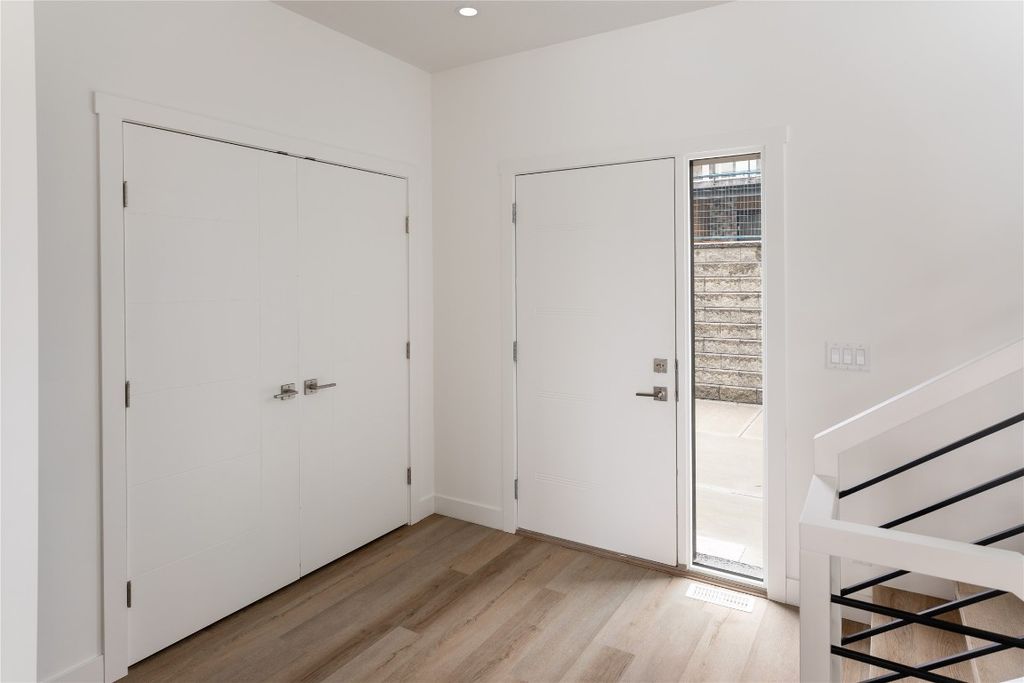 listing image 16510751774942805712