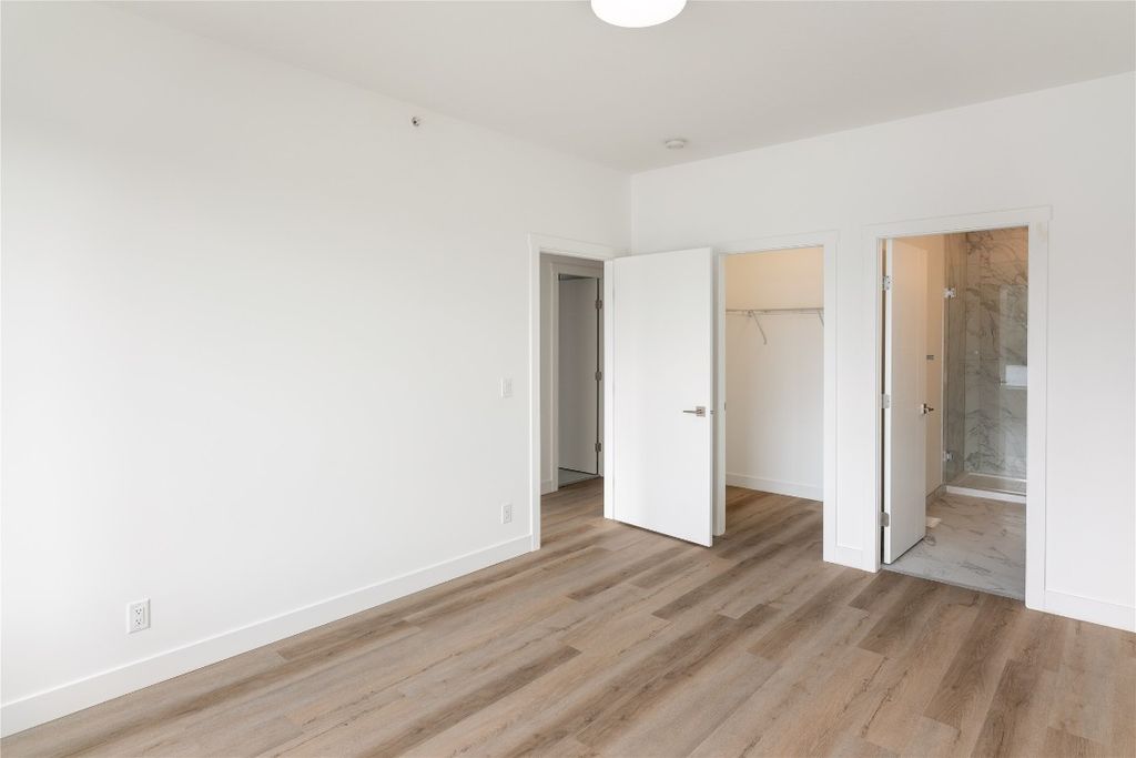 listing image 16516902193135021042