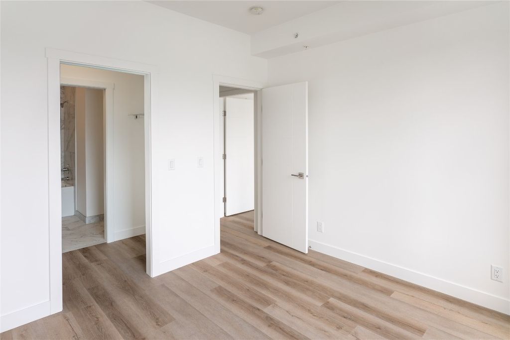 listing image 16514318370663626814