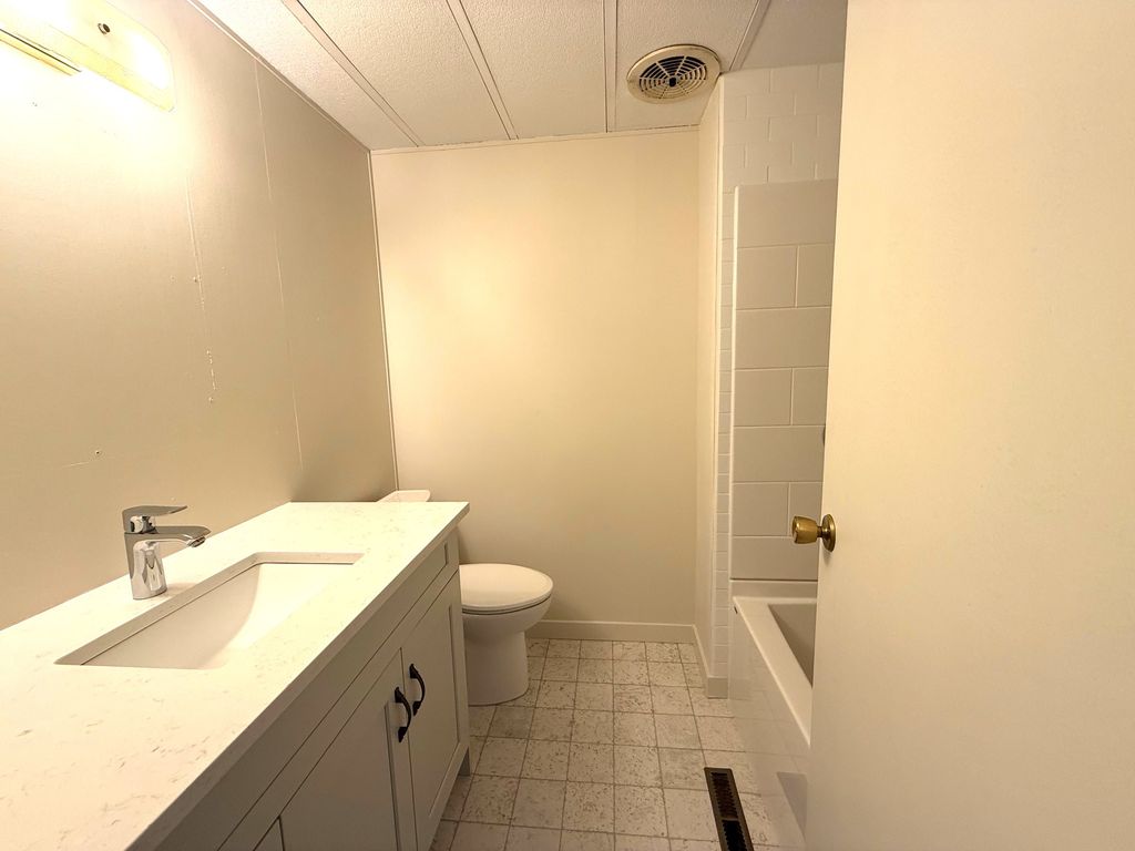 listing image 16512779623514424629