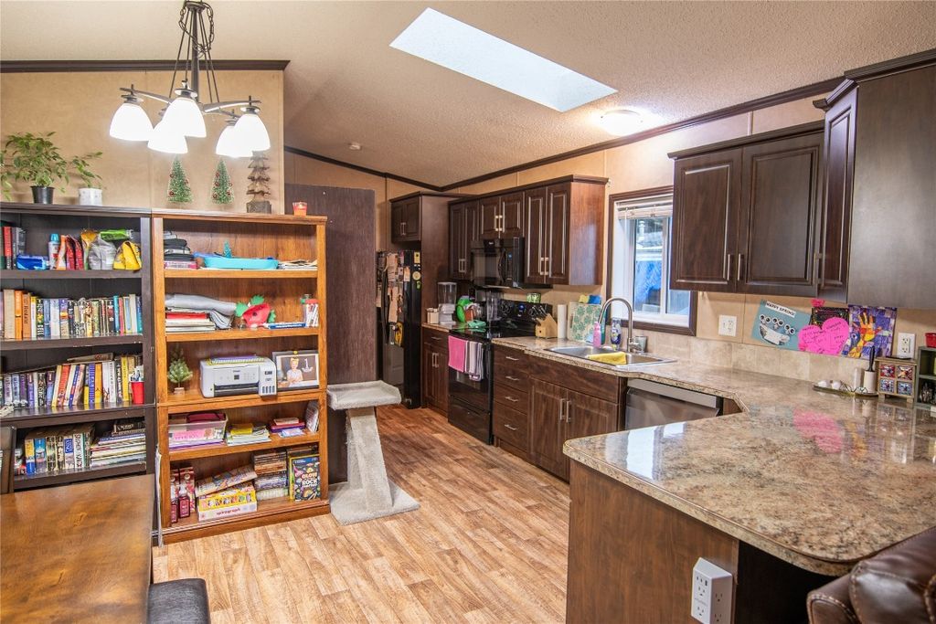 listing image 16510122978377171837