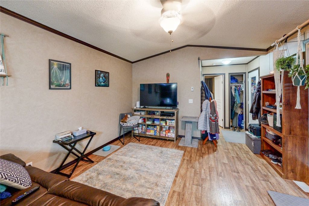 listing image 16512669704871124852