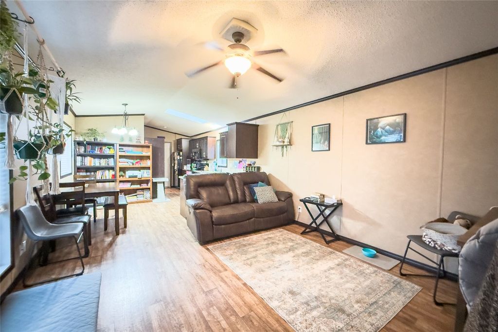 listing image 16510304406976426485