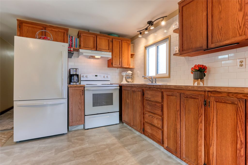 listing image 16517169383402090413