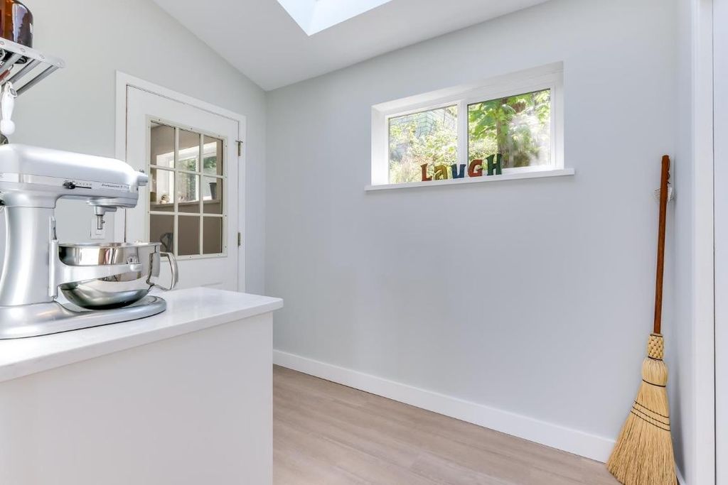 listing image 16512286666000882699