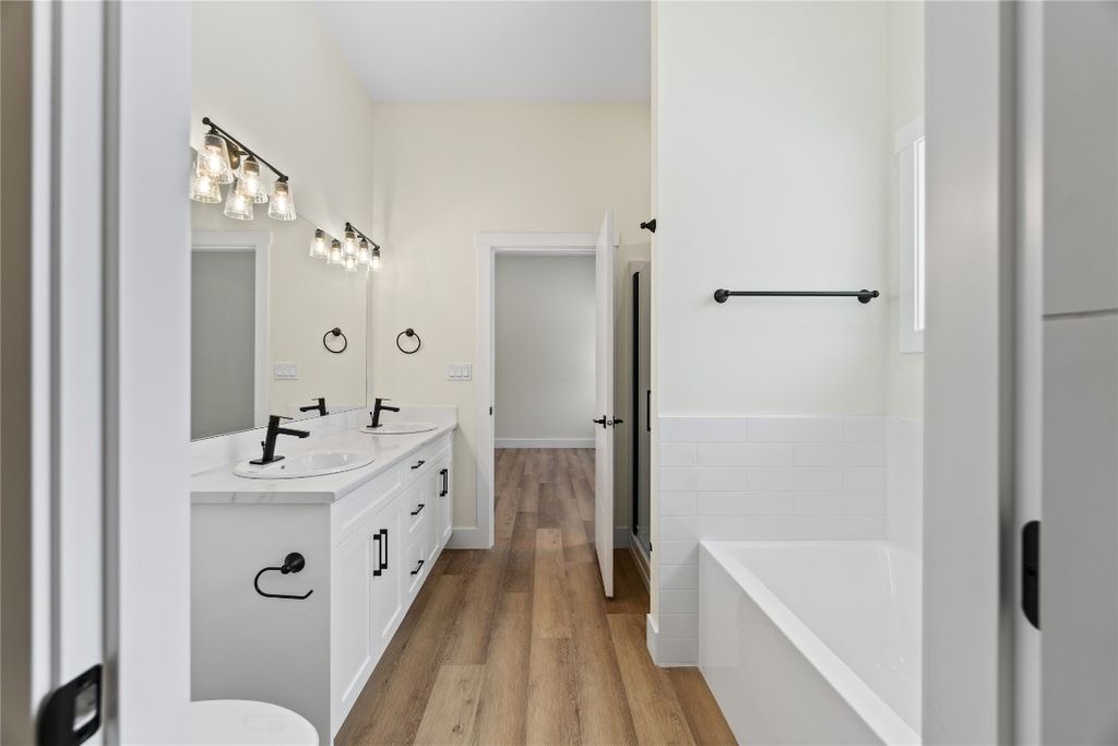 listing image 16514572540781733303