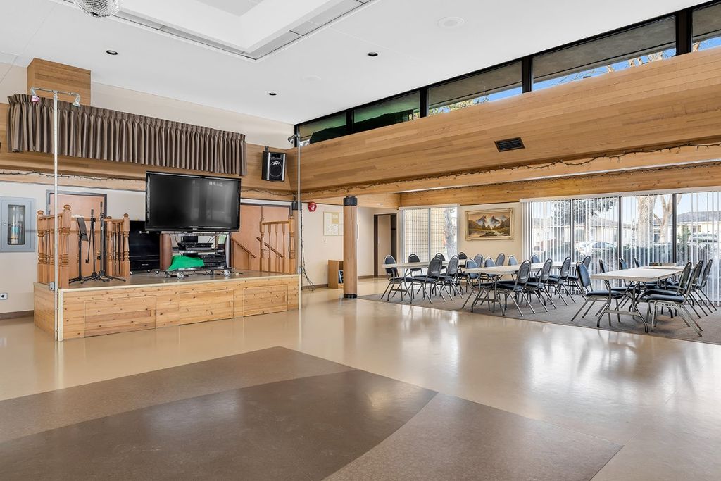 listing image 16518792552169114714