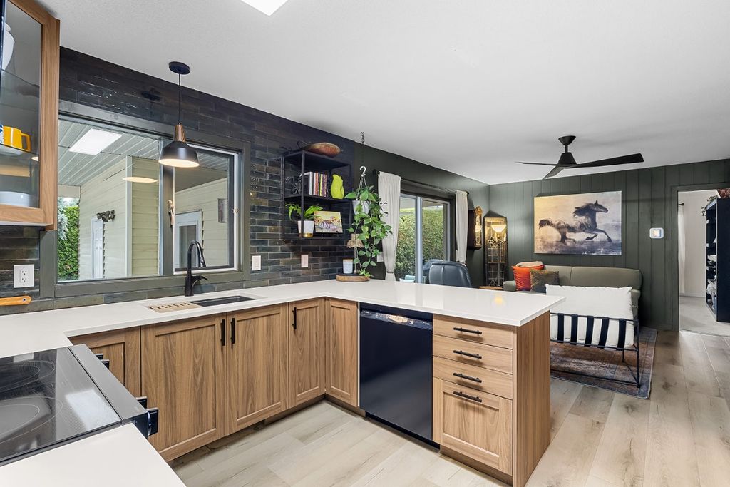 listing image 16511366375361728632