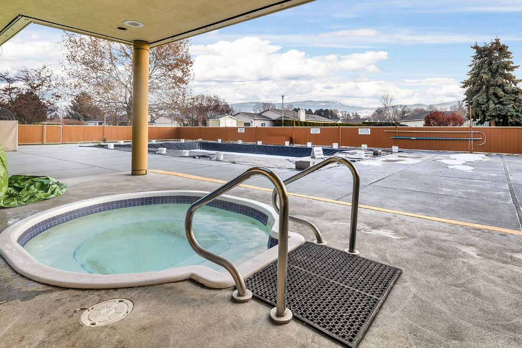 listing image 16517665111674870226