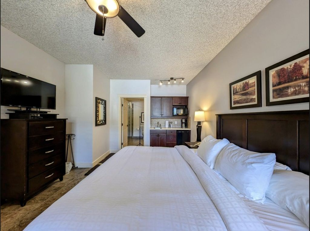 listing image 16511417245757519463