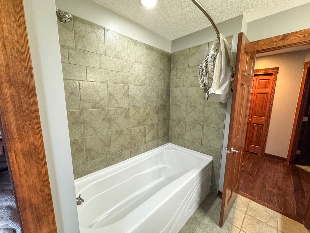 listing image 16515966265767402643