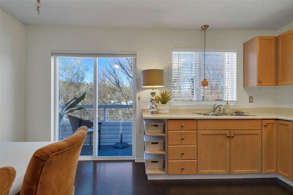 listing image 16516622901644407743