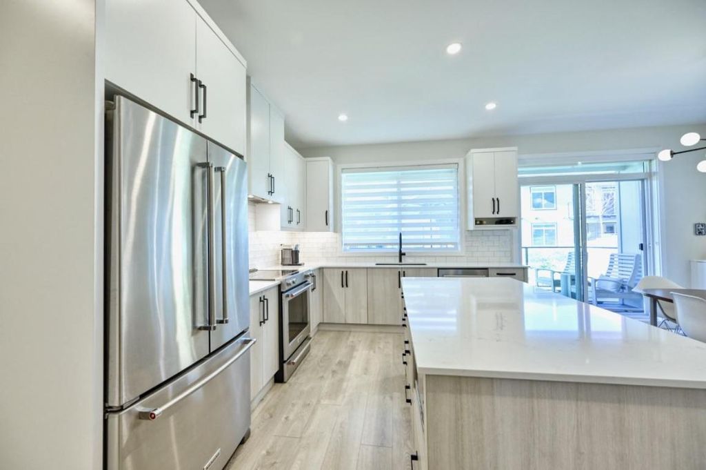 listing image 16513960408078856490