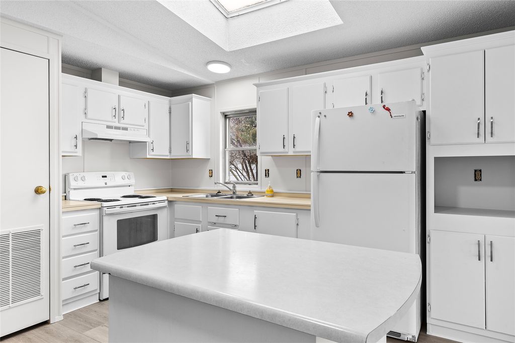 listing image 16518402110515303947