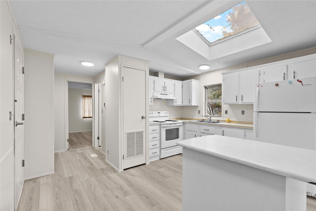 listing image 16515550301211882163