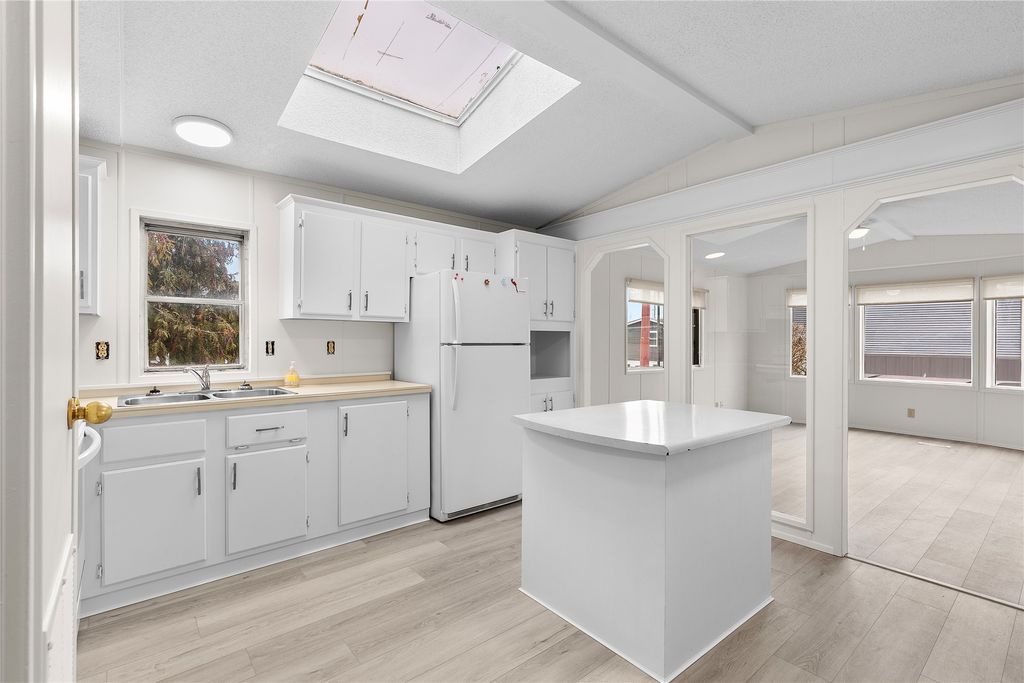 listing image 16514991647900118105