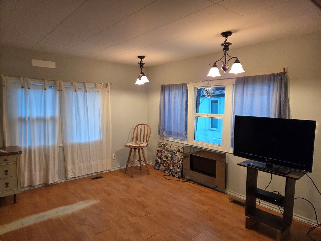 listing image 16516791678786172470