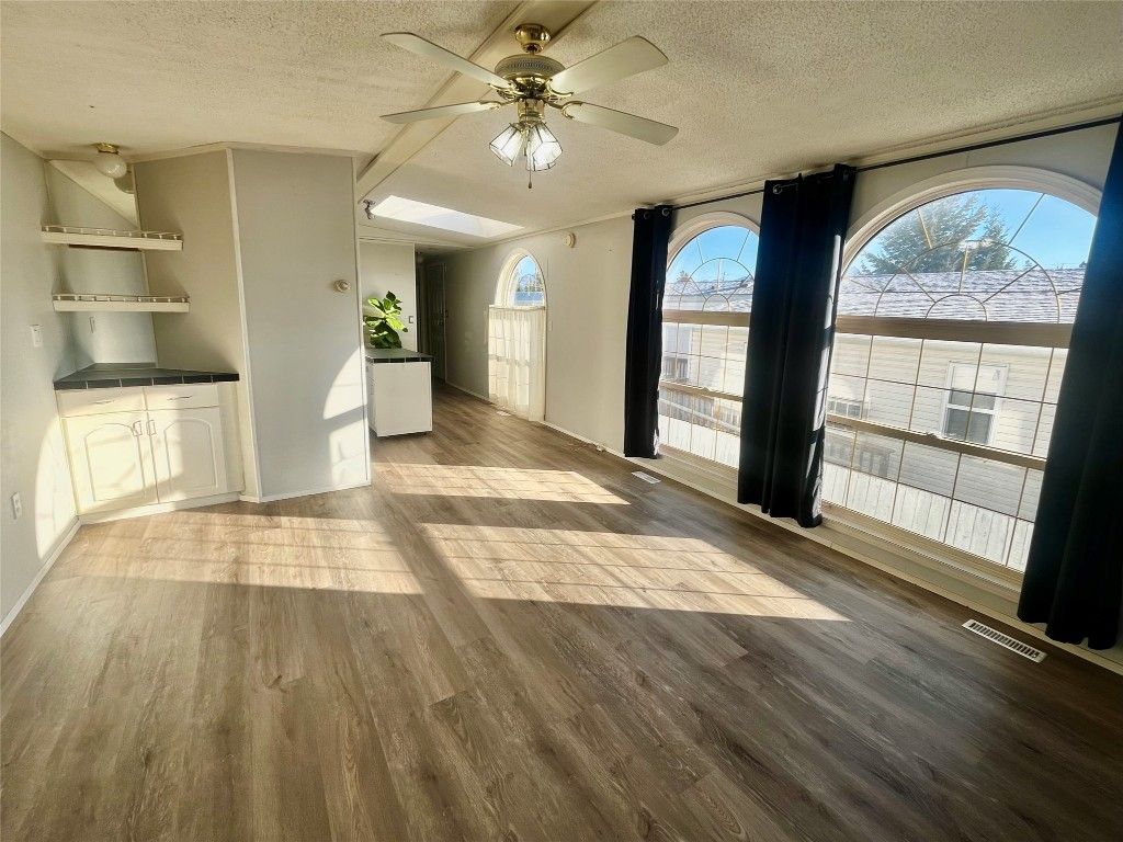 listing image 16511269548089851328