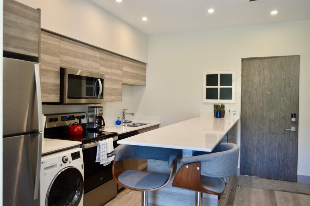listing image 16516393803339235504