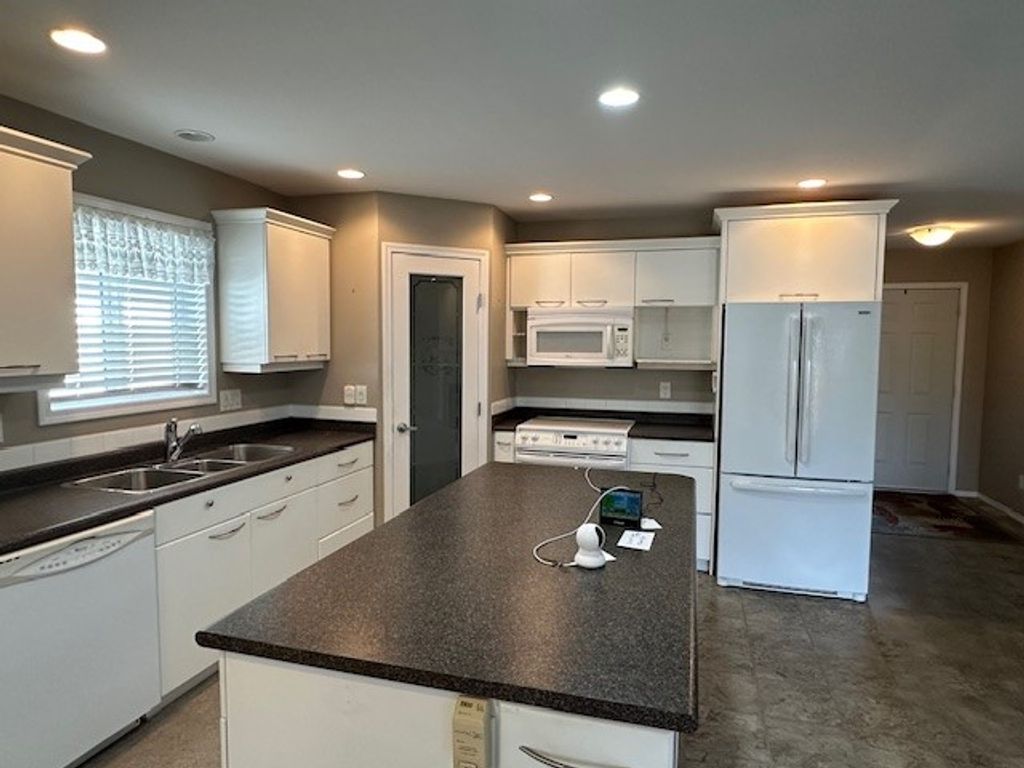 listing image 16511663413676681756