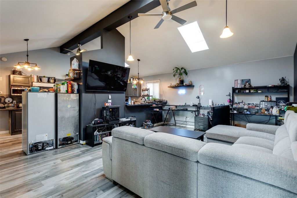 listing image 16512292668339842242