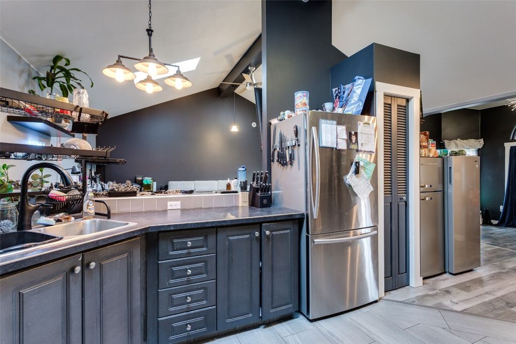 listing image 16510524867794723878