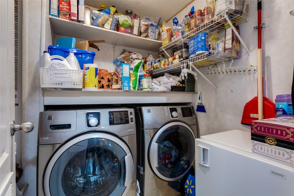 listing image 16518829794093508425