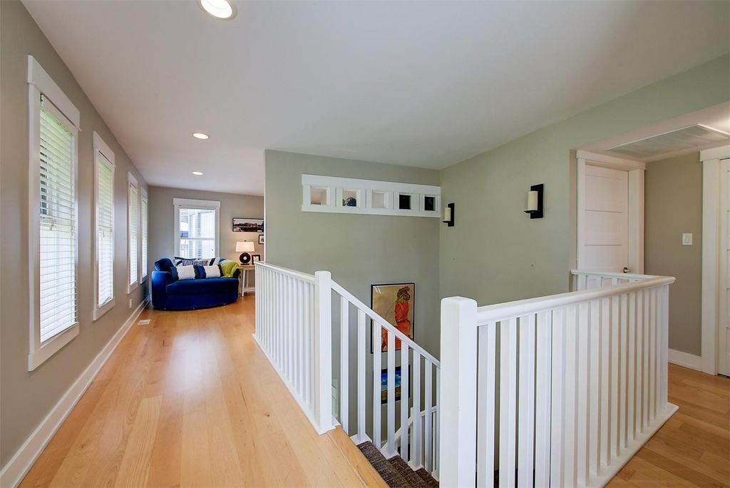 listing image 16518149835345128889