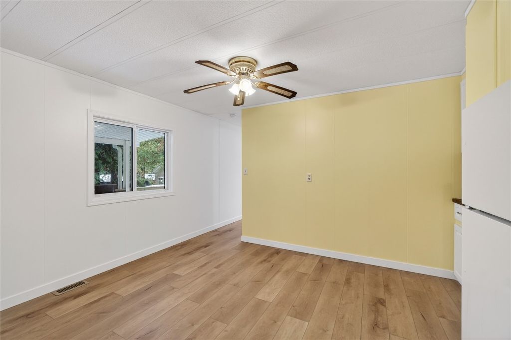 listing image 16517733200779842024