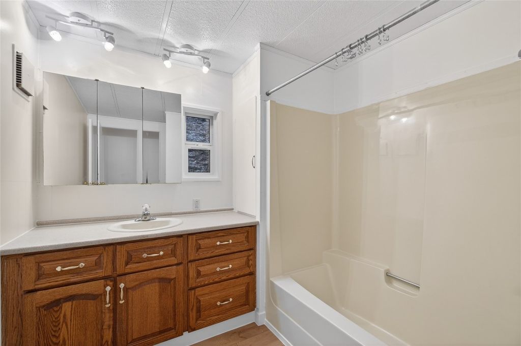 listing image 16513387328817578230