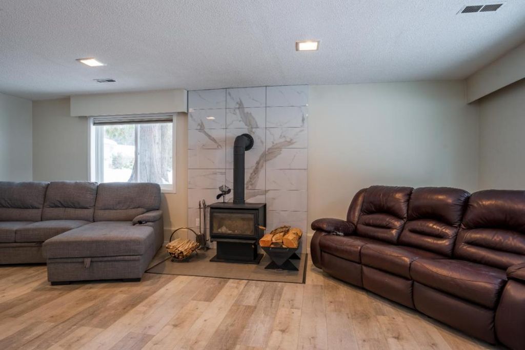 listing image 16513036403721980100