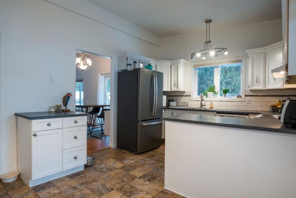 listing image 16518884586346231615