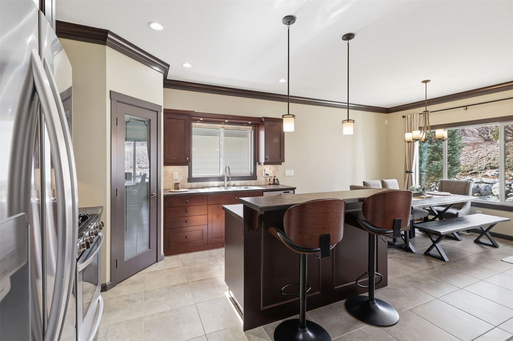 listing image 16518747161589749590