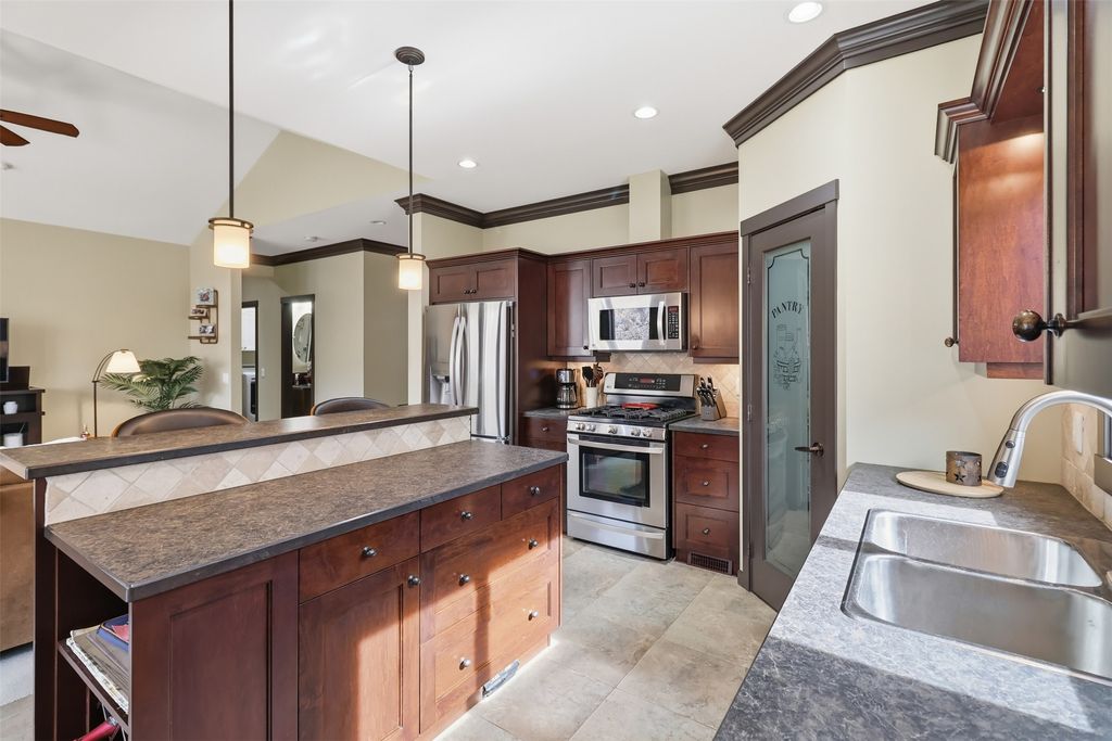 listing image 16519465161553472808