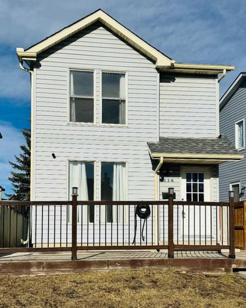 114 Castledale Way NE Calgary AB T3J 2A2