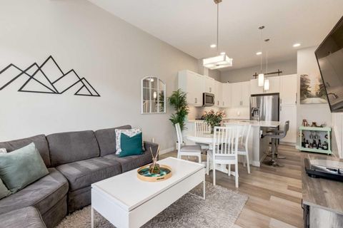 212 Crestbrook Common SW Calgary AB T3B 6L1