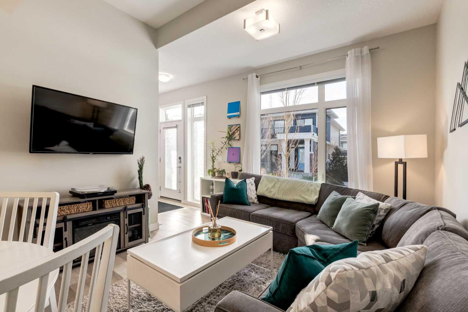 212 Crestbrook Common SW