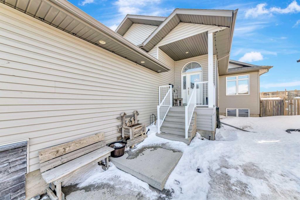 Photo of 4104 74 Avenue, Lloydminster, AB T9V 2H6 (MLS # A2293233)