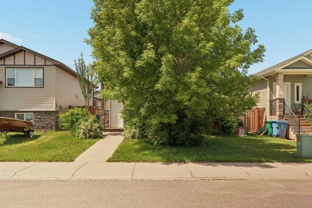 Photo of 136 Mt Sundance Crescent W, Lethbridge, AB T1J 0L4 (MLS # A2327528)