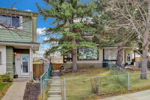 Photo of 35 Berkley Court NW, Calgary, AB T3K 1B7 (MLS # A2354357)