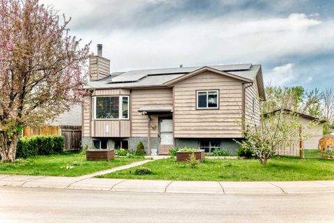 Photo of 43 Mckenna Way SE, Calgary, AB T2Z 1X4 (MLS # A2308323)
